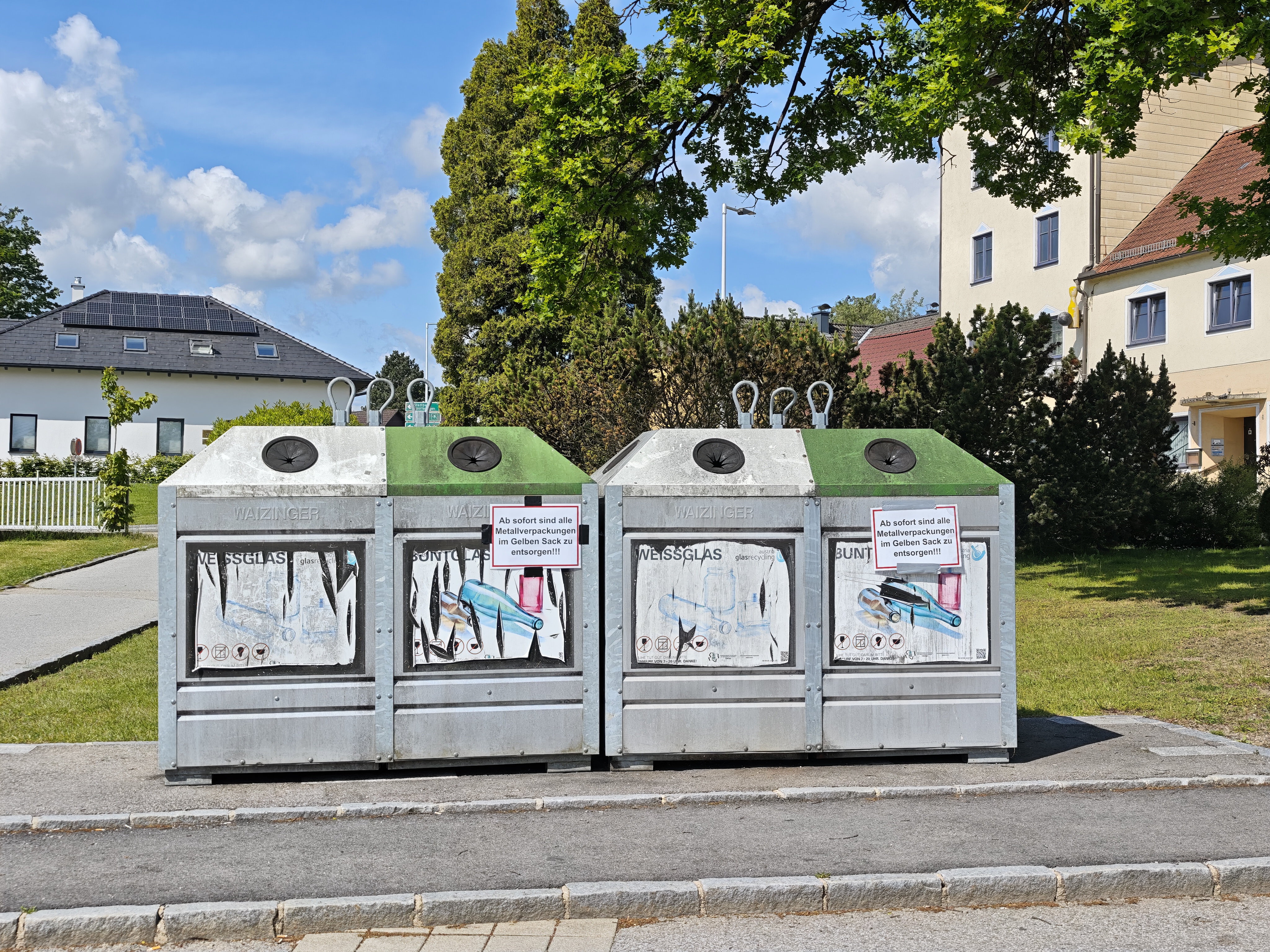 Die Altglascontainer beim Busbahnhof Schrems