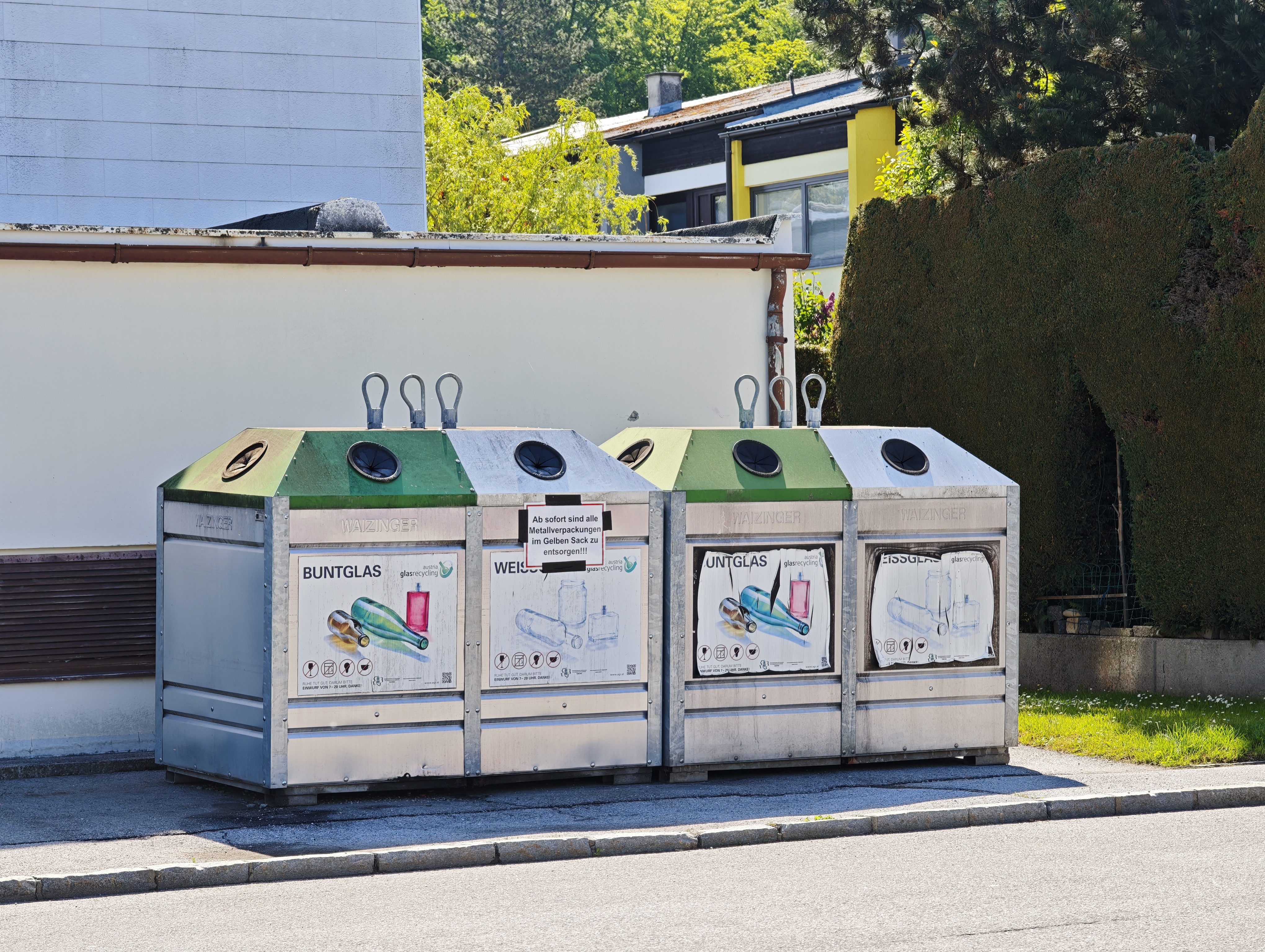 Die Altglascontainer an der Ecke Dr.-Karl-Renner-Straße und Dr.-Friedrich-Siller-Straße