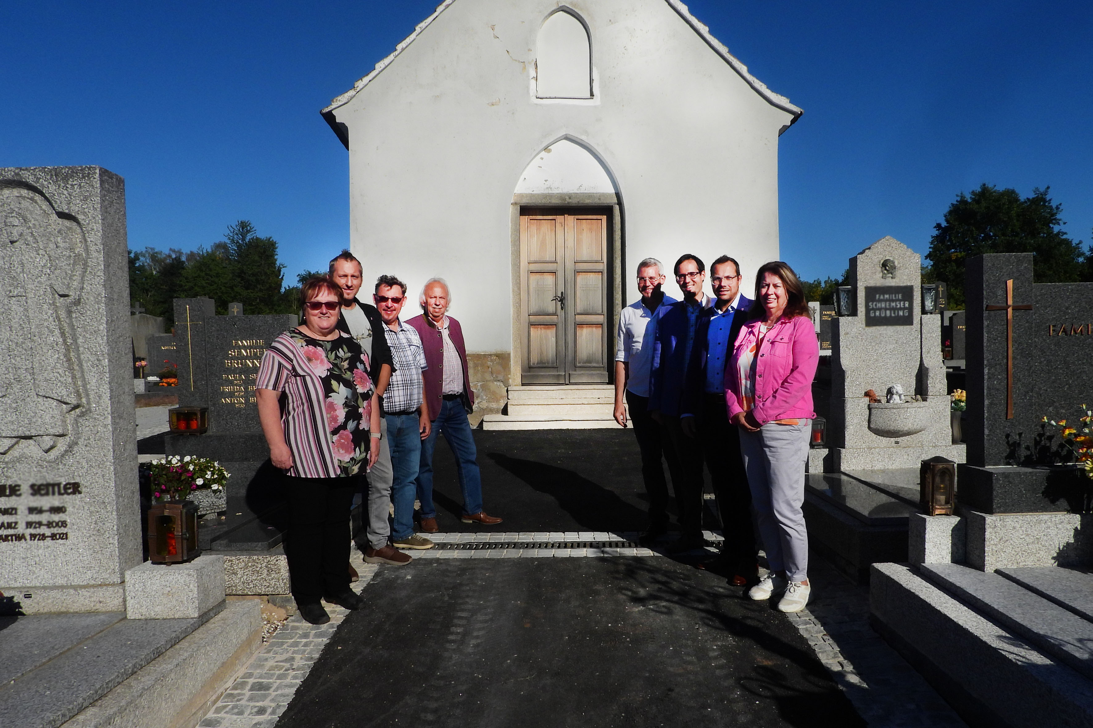 Besichtigung der fertiggestellten Sanierungsarbeiten am Städtischen Friedhof in Schrems.