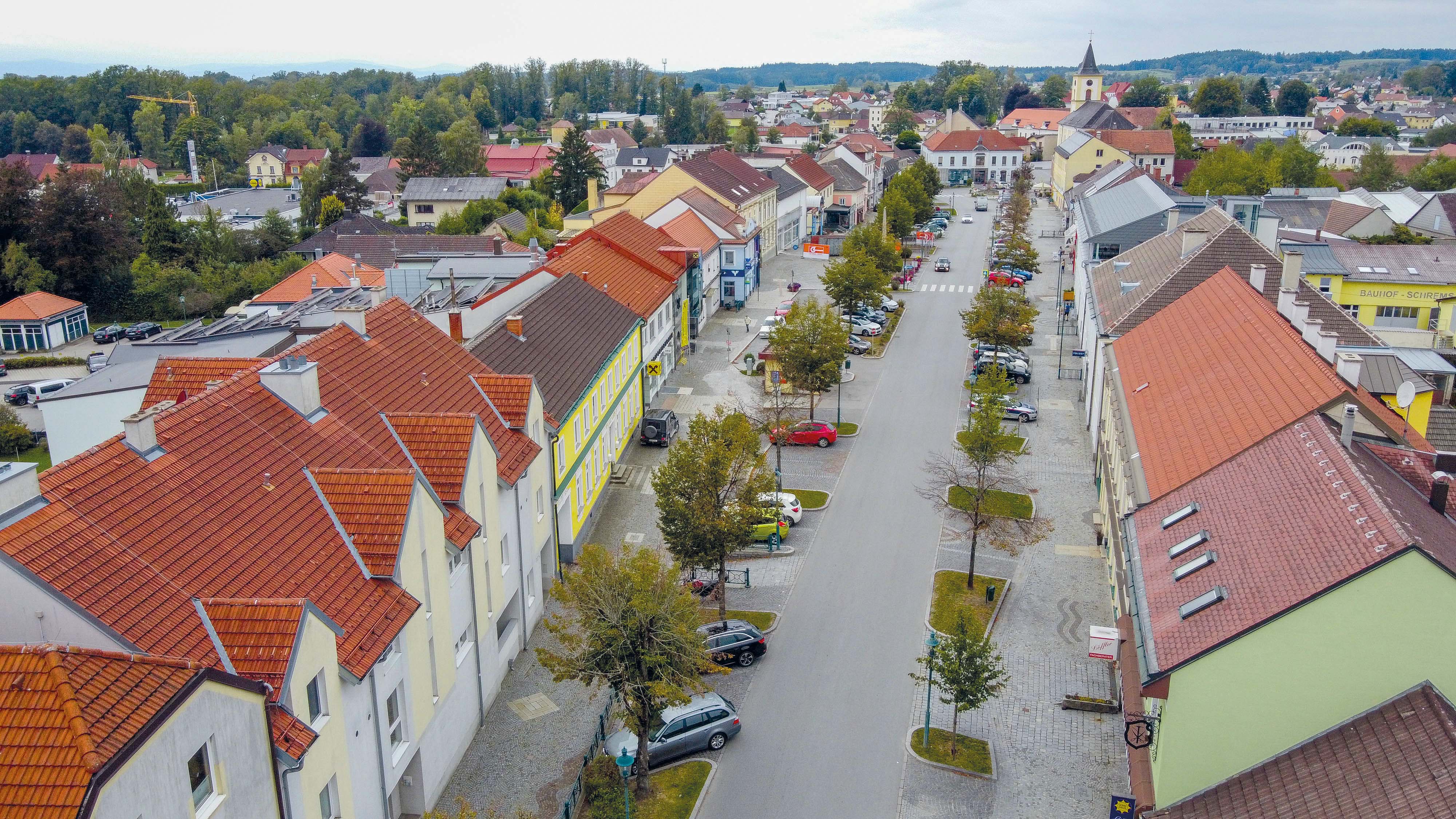 Der Hauptplatz in Schrems aus der Vogelperspektive.